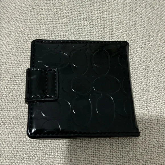 Coach Mirror Black Patent Leather Compact with Heart Snap - Picture 4 of 6